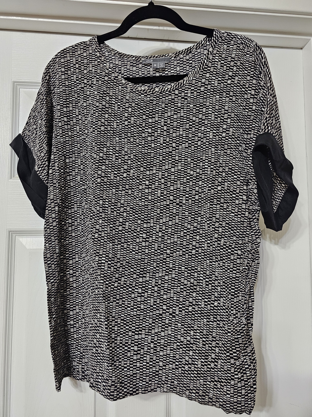 100% Silk Vince Black & White Short Sleeve Patterned Blouse